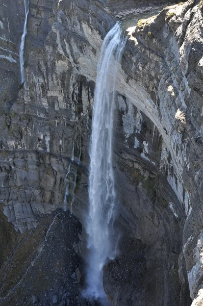 Wasserfall in der Quelle des Nervion Flusses, nördlich von Spanien — Stockfoto