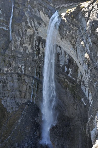 Cascata nella sorgente del fiume Nervion, a nord della Spagna — Foto Stock