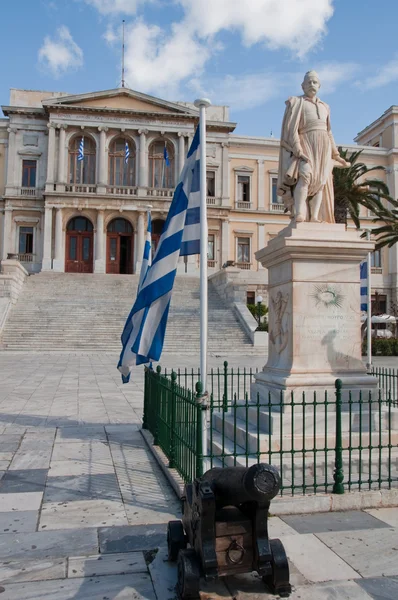 Statue d'Andreas Miaoulis et Mairie d'Ermoupolis (Grèce) ) — Photo