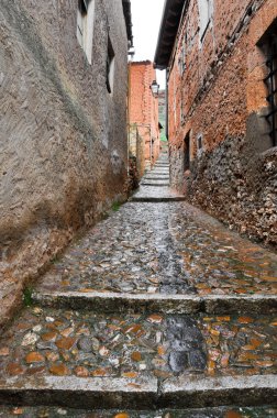 Arnavut kaldırımlı sokakta ayllon, segovia (İspanya)