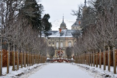 Ejderha Çeşmesi ve La Granja de San ettiler Palace (İspanya)