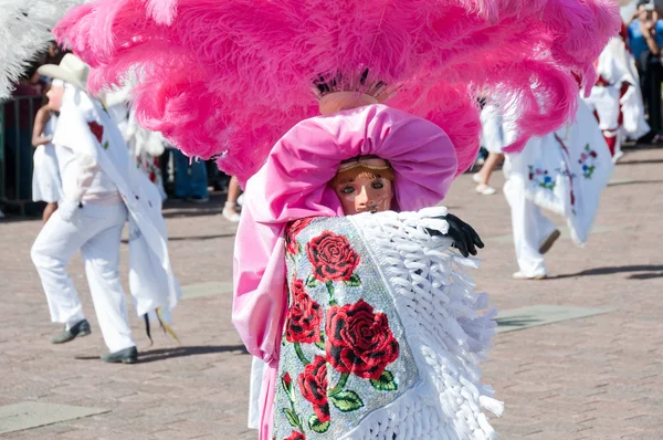 Mexican Dancer performs, in traditional costume, folk dance on Tlaxcala Carnival, February 21, 2012 in Tlaxcala, Mexico — Stok fotoğraf