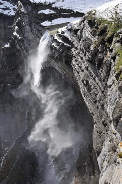 Wasserfall in der Quelle des Nervion Flusses, nördlich von Spanien — Stockfoto