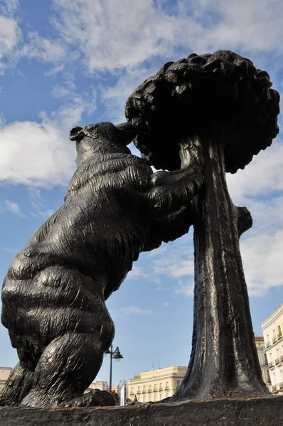 クマとイチゴの木、マドリード市 (スペインの像) — ストック写真