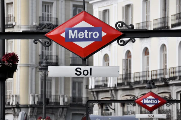 Stanice metra signál na náměstí puerta del sol, madrid (Španělsko) — Stock fotografie