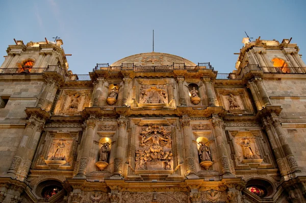 Katedrála Panny Marie Nanebevzetí Panny Marie v noci, oaxaca Mexiko () — Stock fotografie