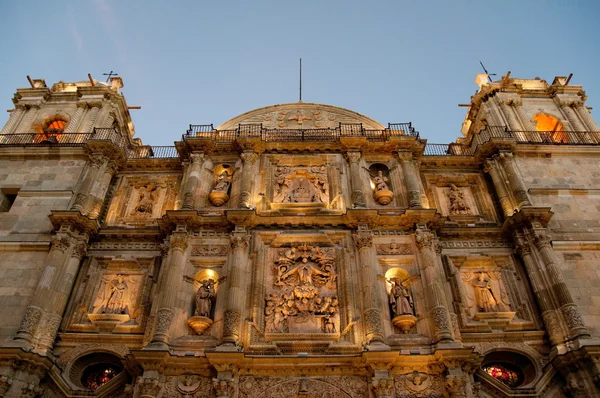 Kathedrale unserer Himmelfahrt in der Nacht, Oaxaca (Mexiko)) — Stockfoto