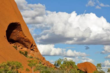 uzaklıktaki (ayers rock), northern Territory, Avustralya büyük kumtaşı kaya oluşumdur. Bu kaya Aborijin kutsaldır