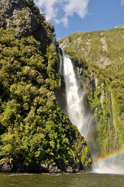 Milford Sound vízesés. Új-Zéland — Stock Fotó