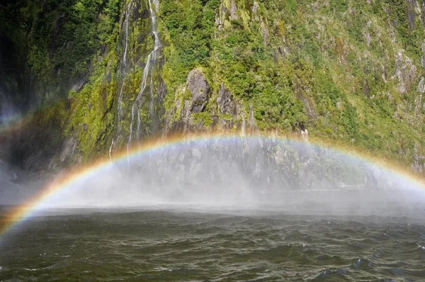 Arco iris sobre la cascada de Milford Sound. Nueva Zelanda — Foto de Stock