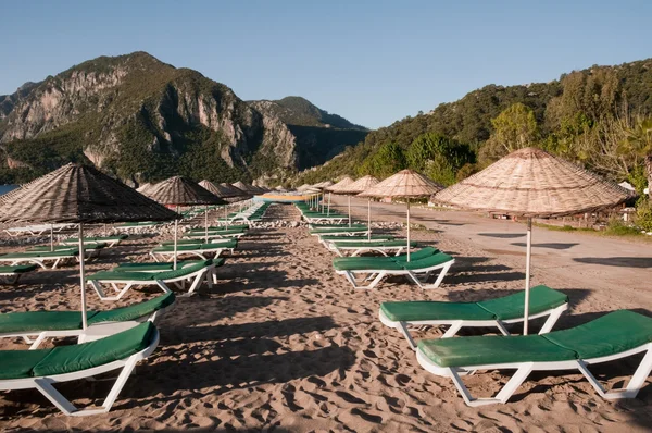 Гамаки и зонтики, пляж в Чирали (Турецкая Ривьера) ) — стоковое фото
