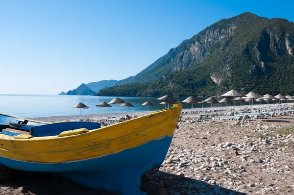 Barco de pesca en la playa de Cirali, Riviera Turca —  Fotos de Stock