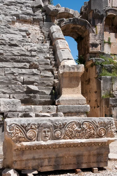Taş maske ve antik amfitiyatro, myra (Türkiye) — Stok fotoğraf