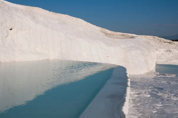 Travertin pool och terrasser i Pamukkale (Turkiet) — Stockfoto