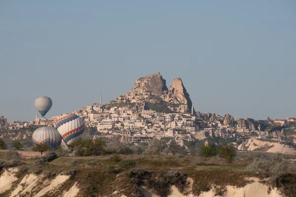 Hot air balloon fly over Cappadocia on April 30, 2013 in Cappadocia, Turkey. — Stock Photo, Image