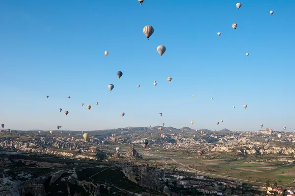 Balão de ar quente sobrevoa a Capadócia em 30 de abril de 2013 na Capadócia, Turquia . — Fotografia de Stock