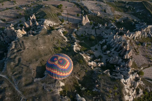 Hot air balloon flies over Cappadocia on April 30, 2013 in Cappadocia, Turkey — Stock Photo, Image