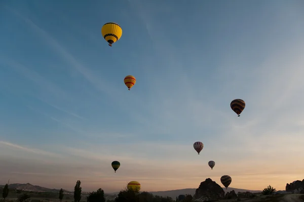 Heißluftballon fliegt am 30. April 2013 über Kappadokien, Türkei. — Stockfoto