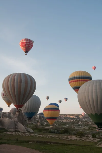 Balão de ar quente sobrevoa a Capadócia em 30 de abril de 2013 na Capadócia, Turquia . — Fotografia de Stock