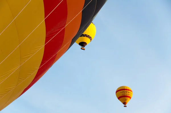 Hot air balloon fly over Cappadocia on April 30, 2013 in Cappadocia, Turkey. — Stock Photo, Image