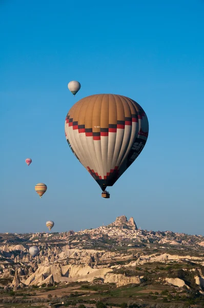 カッパドキア、トルコで 2013 年 4 月 30 日にカッパドキア上空、熱気球を飛ぶ. — ストック写真