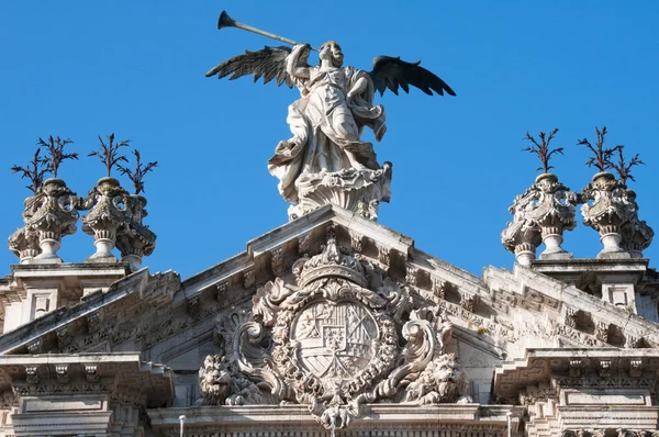 Detalj av fasad av universitetet i Sevilla (Spanien) — Stockfoto