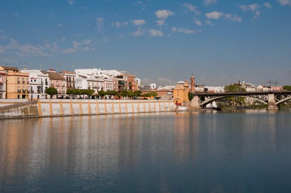 Quartier Triana au bord de la rivière Guadalquivir dans la ville de Séville — Photo