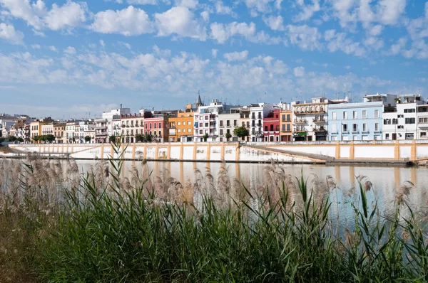 Barrio de Triana junto al río Guadalquivir en la ciudad de Sevilla —  Fotos de Stock