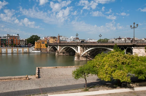 Isabel ii bridge (triana bron), floden Guadalquivirs strand i Sevilla — Stockfoto