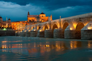 Roma köprüsü ve gece (İspanya Cordoba Camii)