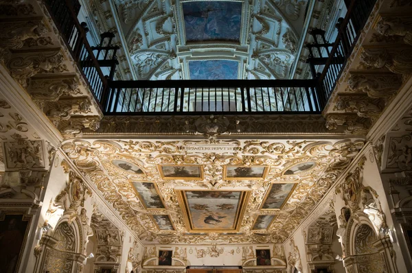 Barokke decoratie in de kerk van san agustin, cordoba (Spanje) — Stockfoto