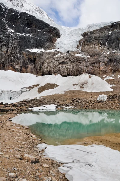 Estanque y glaciar, Monte Edith Cavell, Jasper NP (Canadá ) — Foto de Stock