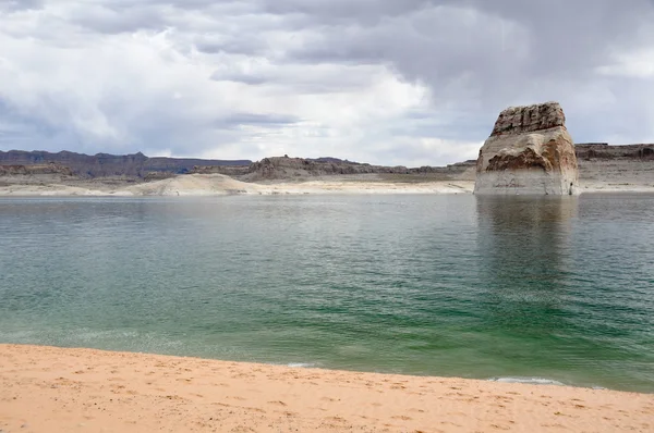 Lone rock i lake powell, arizona — Stockfoto