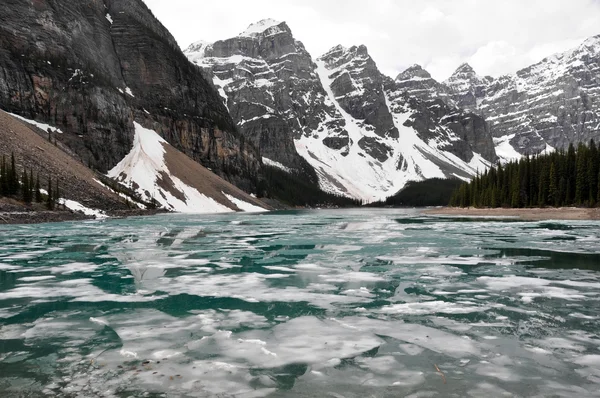 Morénové jezero na jaře, rocky mountains (Kanada — Stock fotografie