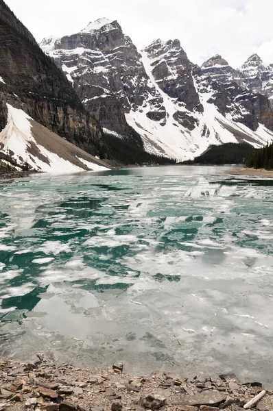 Moraine lake in het voorjaar, rocky mountains (canada — Stockfoto