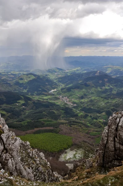 Regensturm über dem Aizkorri-Gebirge, Baskenland, Spanien — Stockfoto