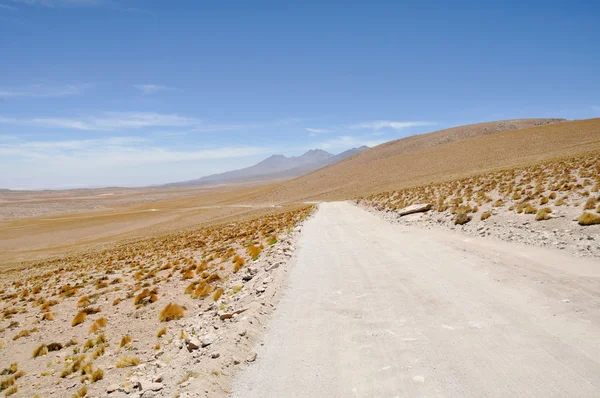 Estrada de cascalho no deserto de Atacama, Chile — Fotografia de Stock