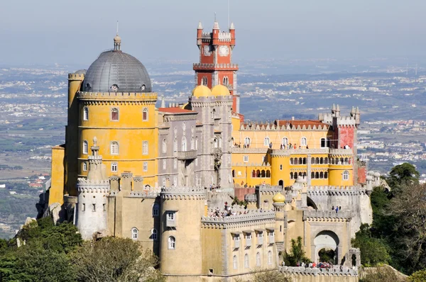 Национальный дворец Пена над городом Синтра, Португалия — стоковое фото