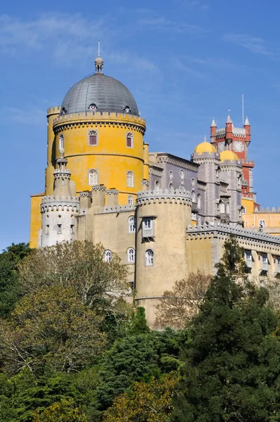 Sintra şehirde, Portekiz yukarıda Pena Ulusal Sarayı — Stok fotoğraf