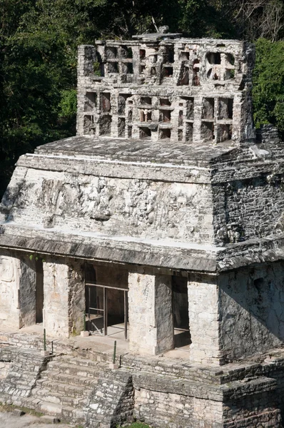 Tempel van de zon op de Maya-ruïnes van palenque in mexico — Stockfoto