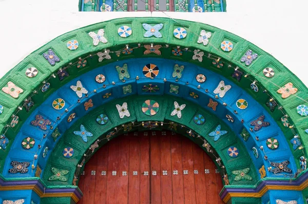 Poort van de kerk van san juan chamula, mexico — Stockfoto