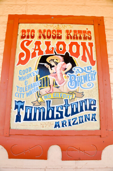 Знак указывает на дальнезападный салун 18 апреля 2011 года в Тумстоне, штат Аризона. В этой деревне произошла перестрелка.
.