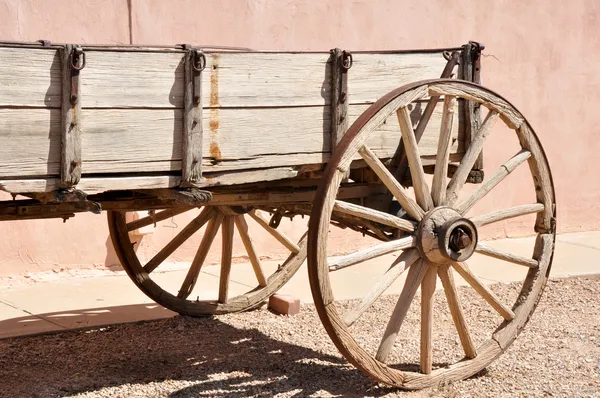 在亚利桑那州的墓碑上，仿古马车 — 图库照片