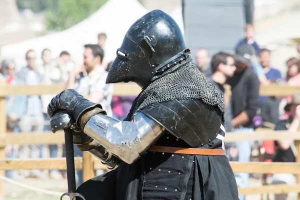 Vechter op het Wereldkampioenschap van de middeleeuwse gevechten op 2 mei 2014 in belmonte, cuenca, Spanje. — Stockfoto