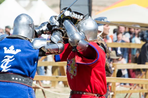 Strijders op het Wereldkampioenschap van de middeleeuwse gevechten op 2 mei 2014 in belmonte, cuenca, Spanje. Dit kampioenschap is vieren in het kasteel van de belmonte van 1 mei tot 4 mei. — Stockfoto