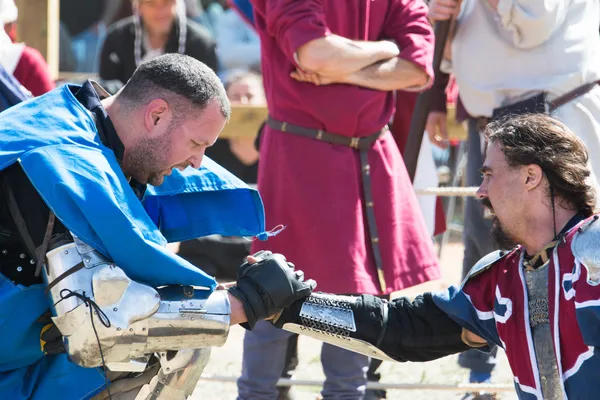 End of a fight on the World Championship of Medieval Combat on May 2, 2014 in Belmonte, Cuenca, Spain — Stock Photo, Image