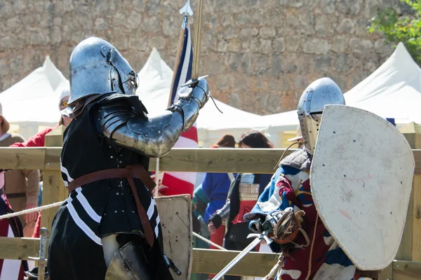 Strijders op het Wereldkampioenschap van de middeleeuwse gevechten op 2 mei 2014 in belmonte, cuenca, Spanje. Dit kampioenschap is vieren in het kasteel van de belmonte van 1 mei tot 4 mei. — Stockfoto