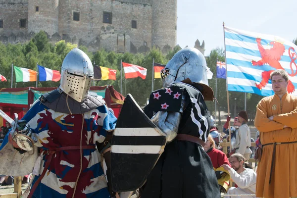 Strijders op het Wereldkampioenschap van de middeleeuwse gevechten op 2 mei 2014 in belmonte, cuenca, Spanje. Dit kampioenschap is vieren in het kasteel van de belmonte van 1 mei tot 4 mei. — Stockfoto