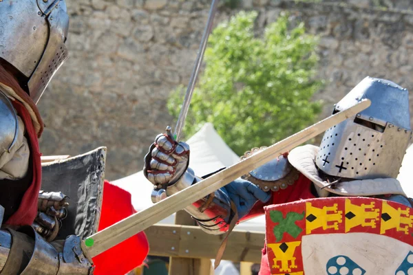 Strijders op het Wereldkampioenschap van de middeleeuwse gevechten op 2 mei 2014 in belmonte, cuenca, Spanje. Dit kampioenschap is vieren in het kasteel van de belmonte van 1 mei tot 4 mei. — Stockfoto