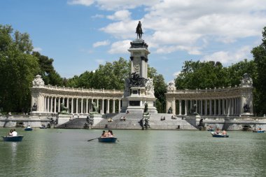 insanların zevk güneşli bir gün retiro park 30 Nisan 2014 madrid, İspanya